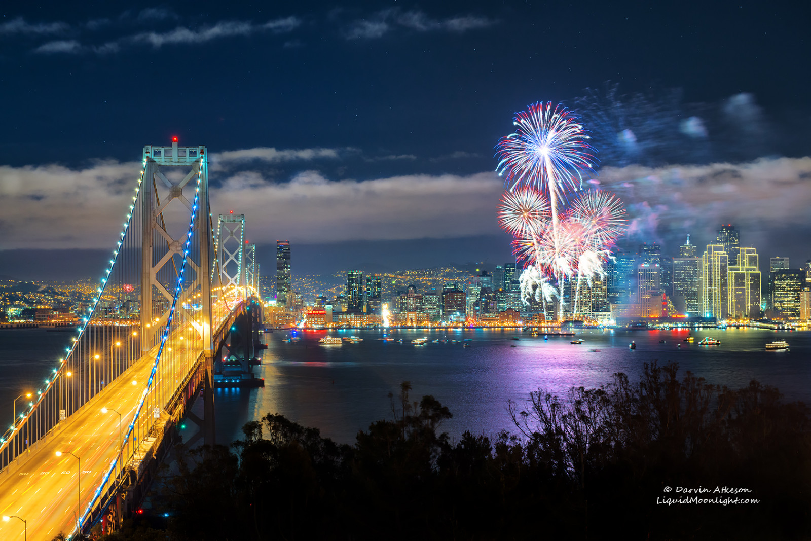 美国新海湾大桥由振华重工承建,全长为2.88公里,双向共有12车道,设计日均汽车流量达30万辆,可抗八级地震。桥上安装了2万5千盏节能灯,变化出多种图形,使其代替金门大桥成为旧金山的新地标,并与东海岸的自由女神像遥相呼应。 振华重工2006年承建美国新海湾大桥项目,2011年圆满完成交付,共历时5年。2013年9月3日,美国旧金山-奥克兰海湾大桥正式通车。新海湾大桥坐落在美国西海岸旧金山海湾地区,是世界同类钢结构桥梁中技术难度最高、跨度最大的单塔自锚抗震悬索钢桥。中交集团所属振华重工承建新海湾大桥4.5万吨的钢结构。 美国新海湾大桥由振华重工承建,全长为2.88公里,双向共有12车道,设计日均汽车流量达30万辆,可抗八级地震。桥上安装了2万5千盏节能灯,变化出多种图形,使其代替金门大桥成为旧金山的新地标,并与东海岸的自由女神像遥相呼应。 振华重工2006年承建美国新海湾大桥项目,2011年圆满完成交付,共历时5年。2013年9月3日,美国旧金山-奥克兰海湾大桥正式通车。新海湾大桥坐落在美国西海岸旧金山海湾地区,是世界同类钢结构桥梁中技术难度最高、跨度最大的单塔自锚抗震悬索钢桥。中交集团所属振华重工承建新海湾大桥4.5万吨的钢结构。