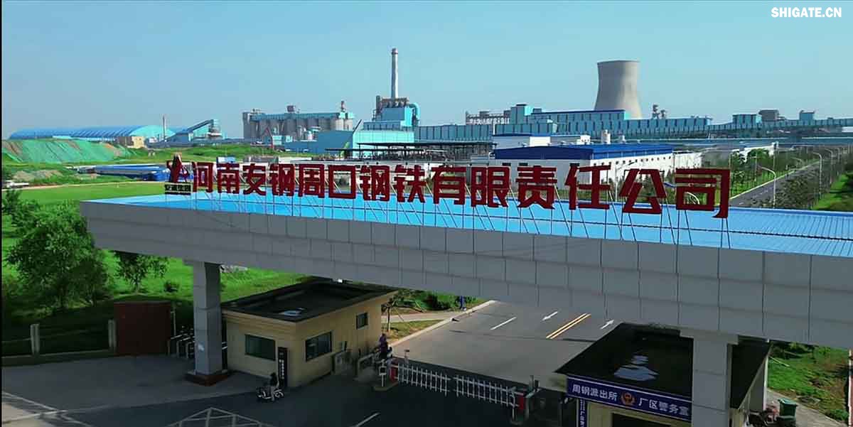 6月1日,河南钢铁集团周口基地简称(周钢)二期宽厚板项目控制中心迎来重要里程碑:当操作员按下5500mm精轧机的轧制按钮,通红的钢板如熔金般奔腾穿过轧辊,标志着5500mm轧机热试圆满成功。这一震撼场景与5月31日RH真空精炼炉、热处理线热试成功交相辉映,正式宣告世界首条“5600mm+5500mm双超宽机架”宽厚板生产线全线贯通!生产线总长度达到1.4公里,构成了国内已知更长的宽厚板轧钢车间,连接了近20个精密工序,深基坑群实现了全线的贯通布局。至此,河南钢铁集团强势跻身全球钢铁制造“一梯队”,其智能化、绿色化发展及特钢转型进程由此开启全新篇章! 6月1日,河南钢铁集团周口基地简称(周钢)二期宽厚板项目控制中心迎来重要里程碑:当操作员按下5500mm精轧机的轧制按钮,通红的钢板如熔金般奔腾穿过轧辊,标志着5500mm轧机热试圆满成功。这一震撼场景与5月31日RH真空精炼炉、热处理线热试成功交相辉映,正式宣告世界首条“5600mm+5500mm双超宽机架”宽厚板生产线全线贯通!生产线总长度达到1.4公里,构成了国内已知更长的宽厚板轧钢车间,连接了近20个精密工序,深基坑群实现了全线的贯通布局。至此,河南钢铁集团强势跻身全球钢铁制造“一梯队”,其智能化、绿色化发展及特钢转型进程由此开启全新篇章!